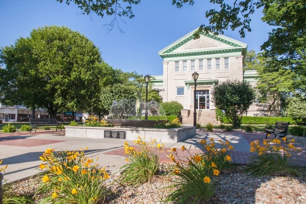 A scenic view of the fountain and historic building in Litchfield, Illinois, symbolizing Illini Tech Services’ local roots